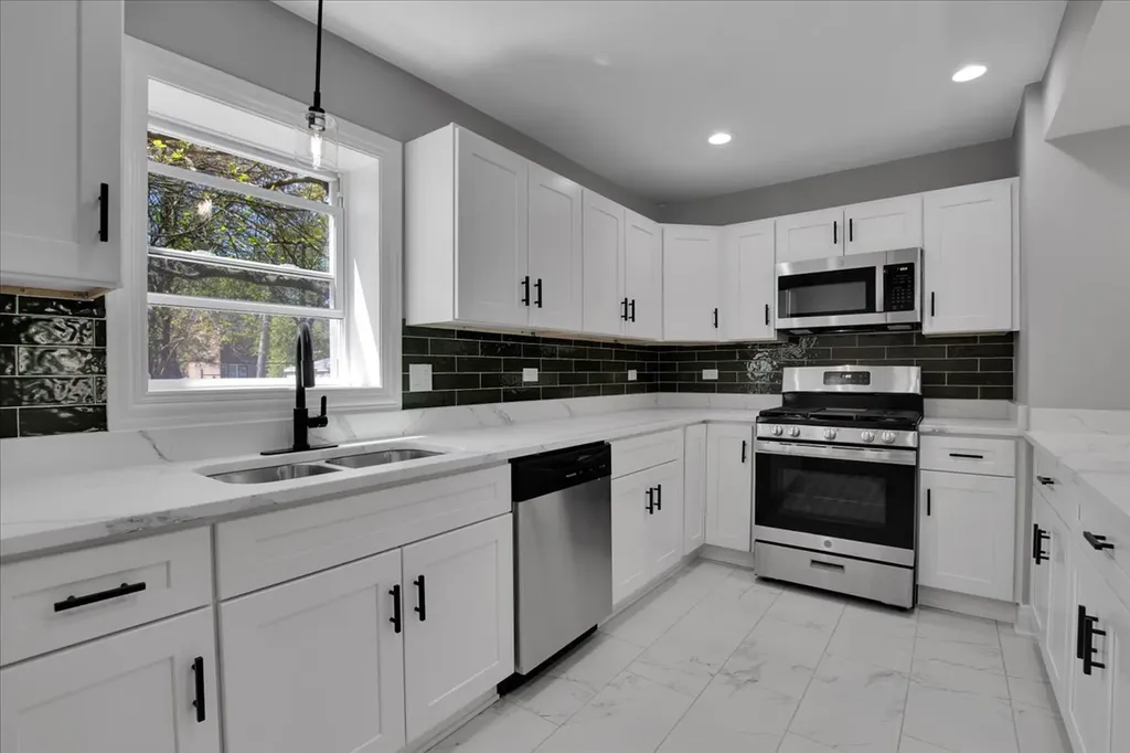 735 East 105th Street Chicago IL 60628