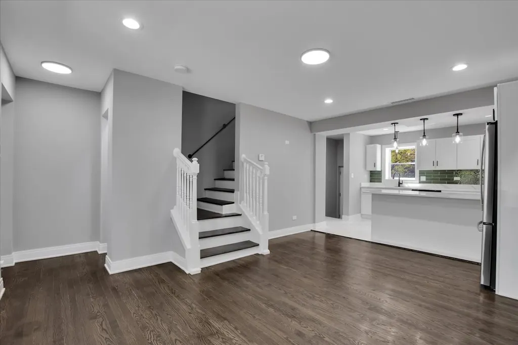 735 East 105th Street Chicago IL 60628