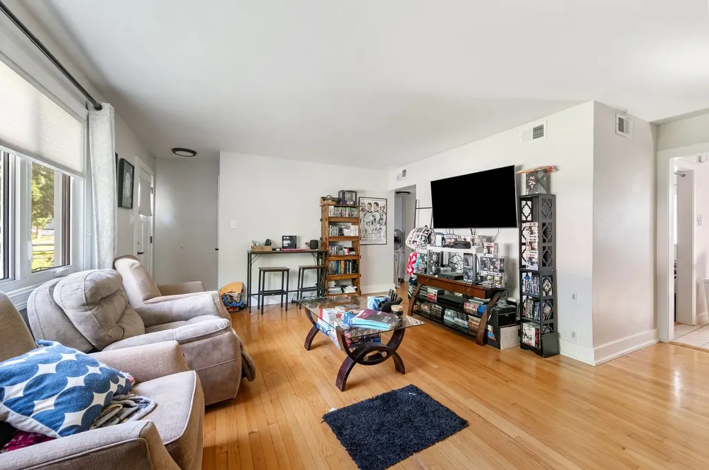 831 South Wisconsin Avenue Villa Park IL 60181