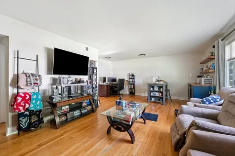 831 South Wisconsin Avenue Villa Park IL 60181