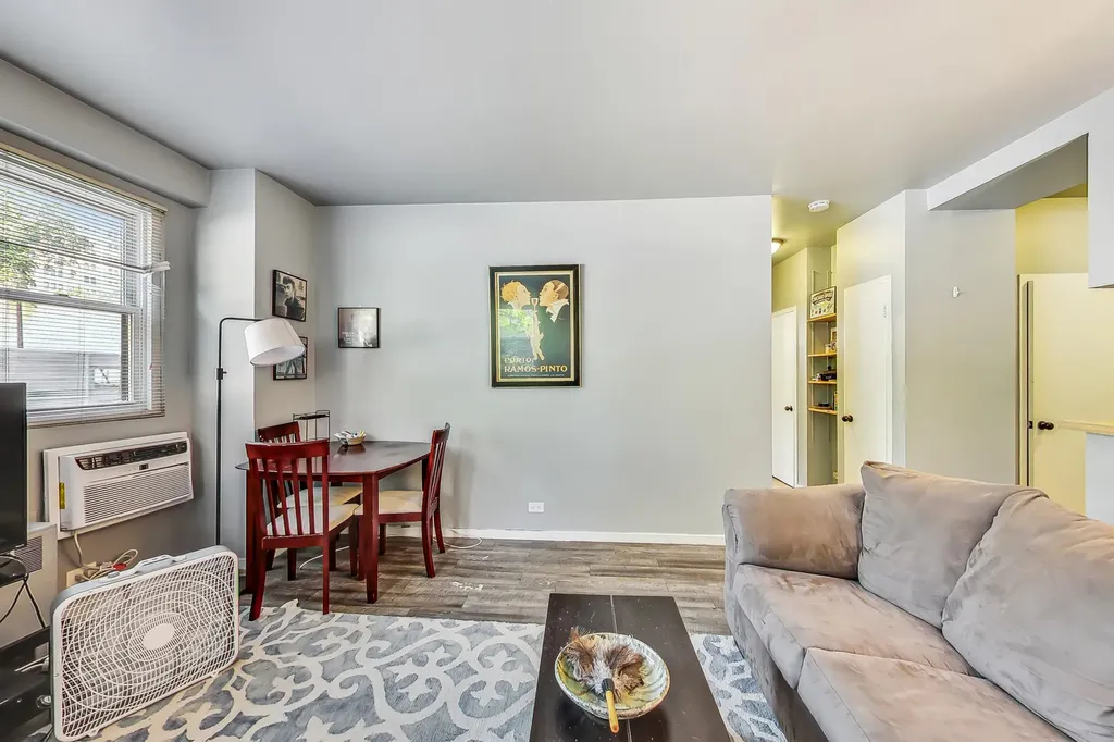 2909 North Sheridan Road Chicago IL 60657