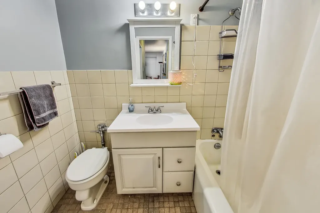 2909 North Sheridan Road Chicago IL 60657