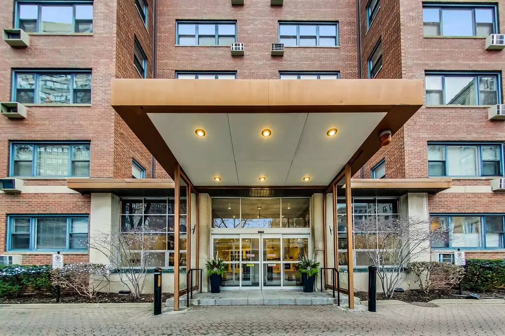 2909 North Sheridan Road Chicago IL 60657