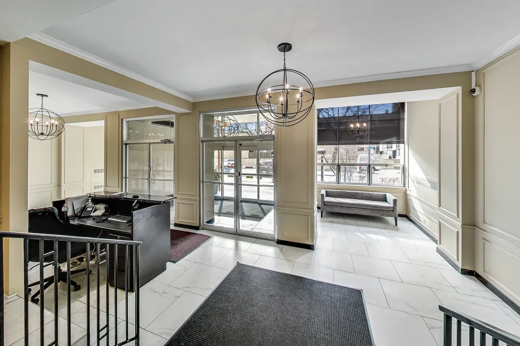 2909 North Sheridan Road Chicago IL 60657