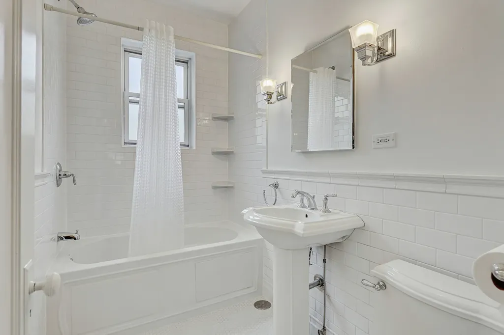 5515 North Winthrop Avenue Chicago IL 60640