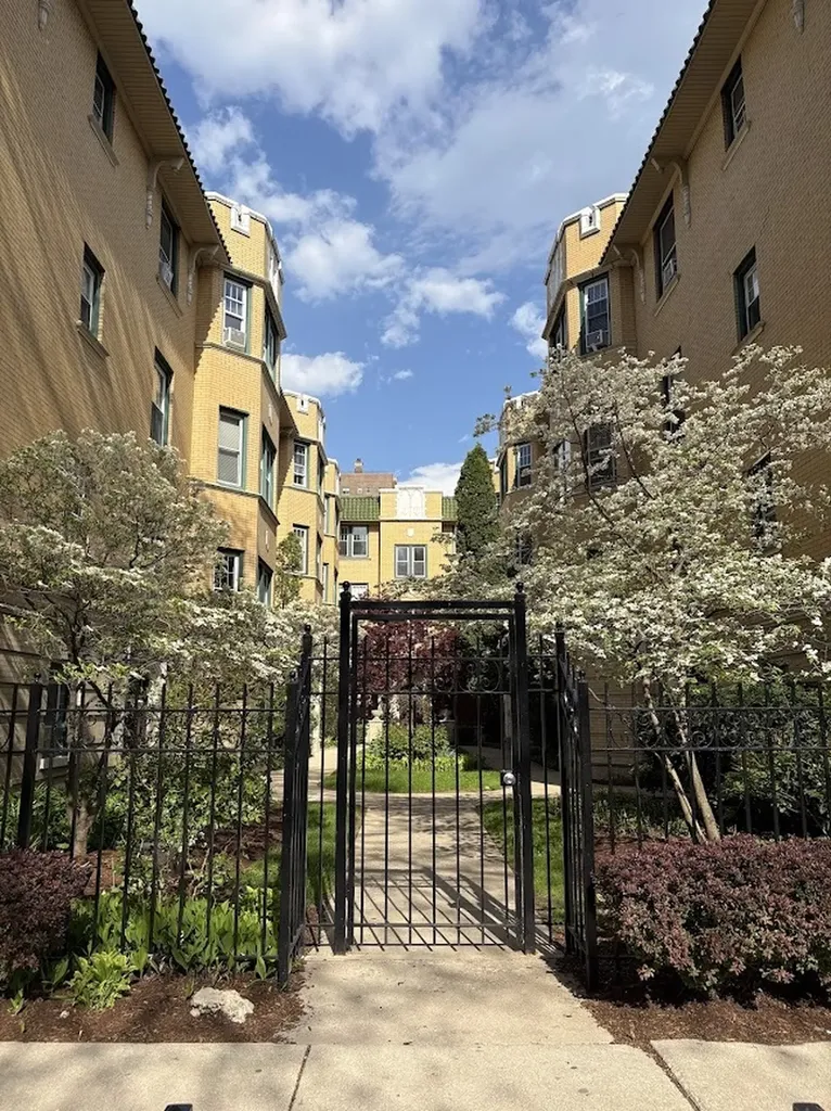 5515 North Winthrop Avenue Chicago IL 60640