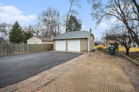 26 East 157th Street South Holland IL 60473