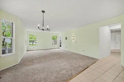 22 Delaware Court Schaumburg IL 60193