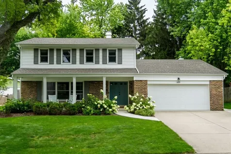 1039 Crestfield Avenue Libertyville IL 60048