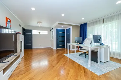 212 South Hi Lusi Avenue Mount Prospect IL 60056