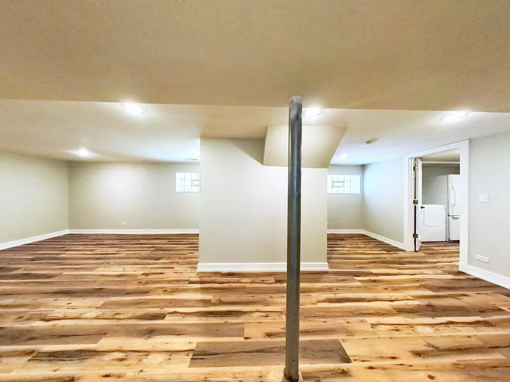 8039 South Campbell Avenue Chicago IL 60652