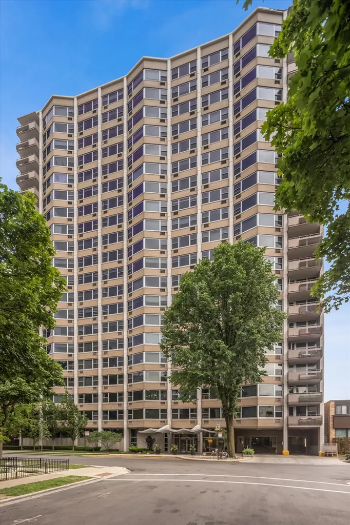 555 West Cornelia Avenue Chicago IL 60657