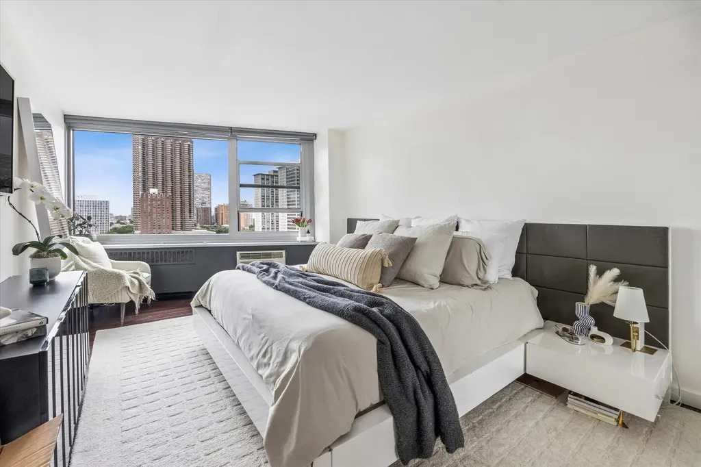 555 West Cornelia Avenue Chicago IL 60657