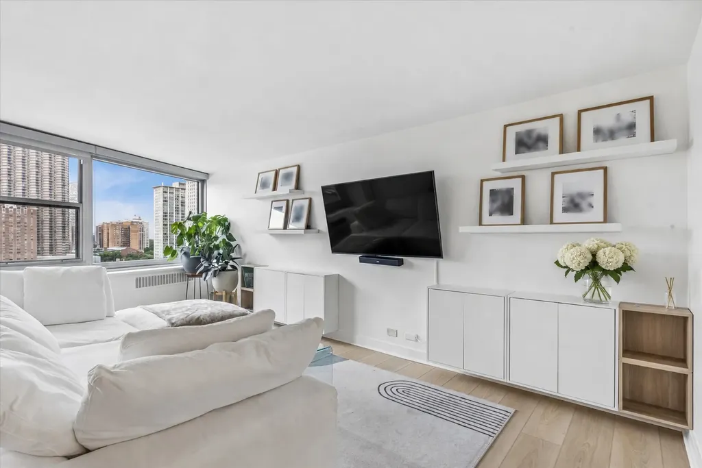 555 West Cornelia Avenue Chicago IL 60657