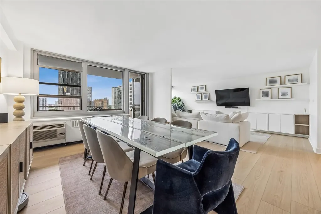 555 West Cornelia Avenue Chicago IL 60657