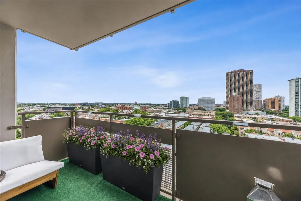 555 West Cornelia Avenue Chicago IL 60657