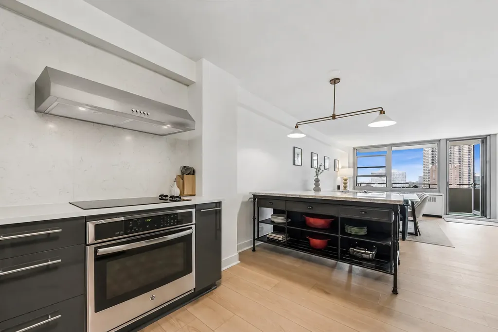 555 West Cornelia Avenue Chicago IL 60657