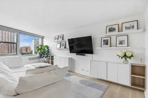 555 West Cornelia Avenue Chicago IL 60657