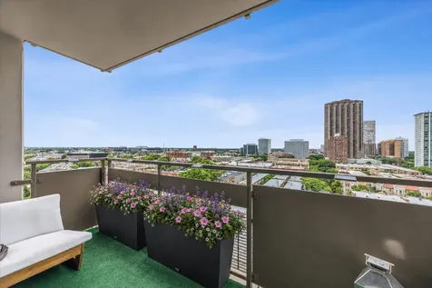 555 West Cornelia Avenue Chicago IL 60657