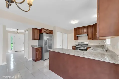 1906 Armwood Lane Mundelein IL 60060