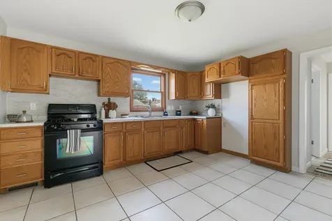307 33RD Avenue East Moline IL 61244