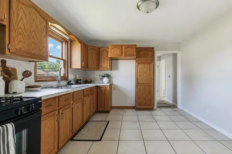 307 33RD Avenue East Moline IL 61244