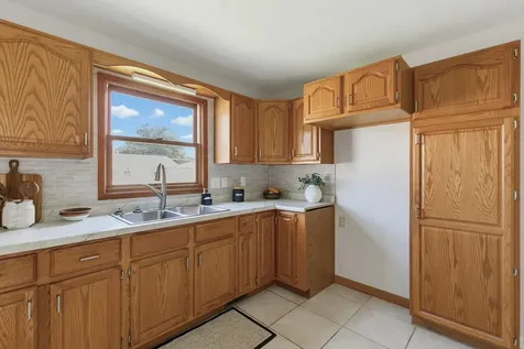 307 33RD Avenue East Moline IL 61244