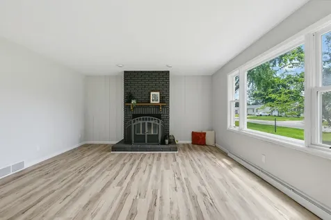 307 33RD Avenue East Moline IL 61244