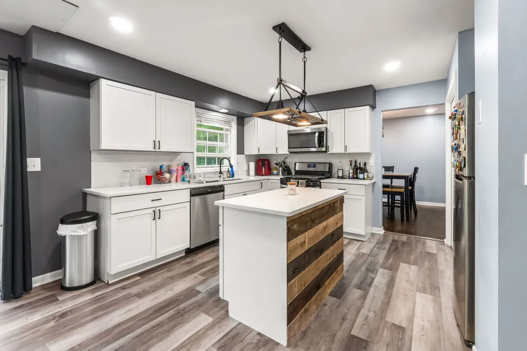40233 North Lakeview Avenue Antioch IL 60002