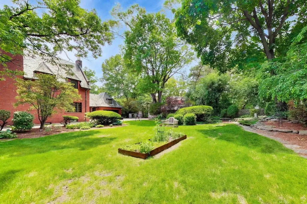 8844 South Pleasant Avenue Chicago IL 60643