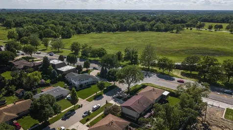 2 Oakwood Drive Elk Grove Village IL 60007