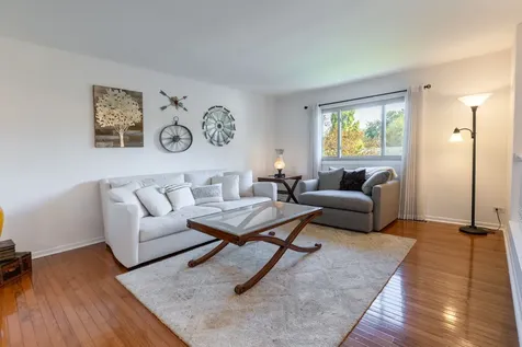 2 Oakwood Drive Elk Grove Village IL 60007