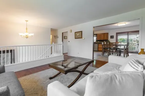 2 Oakwood Drive Elk Grove Village IL 60007