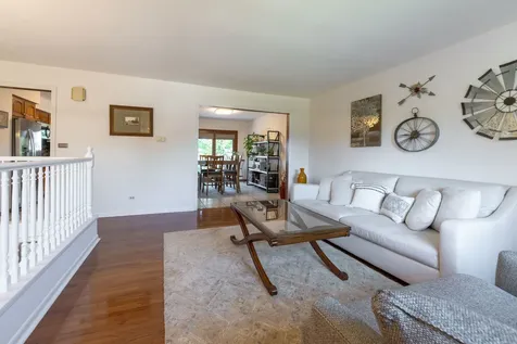 2 Oakwood Drive Elk Grove Village IL 60007