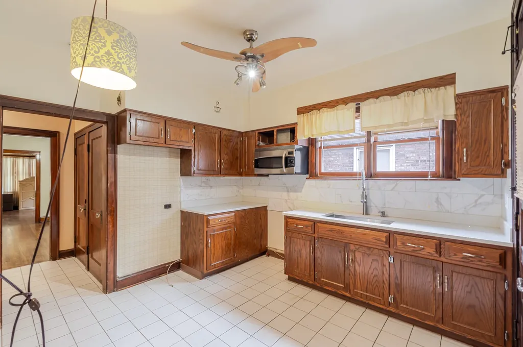 10708 South Avenue Chicago IL 60617