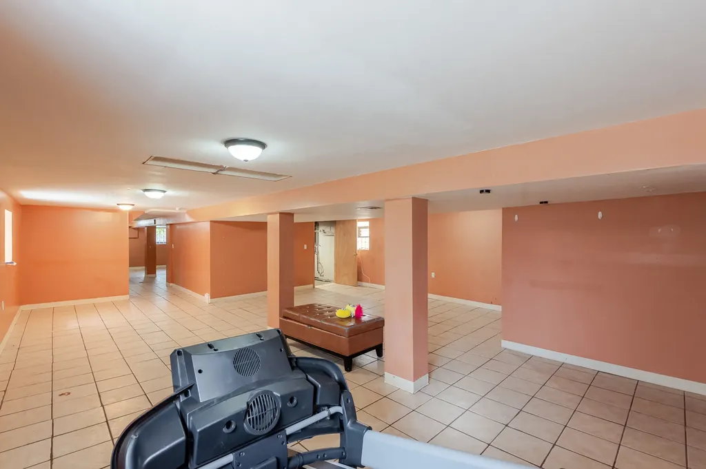 10708 South Avenue Chicago IL 60617