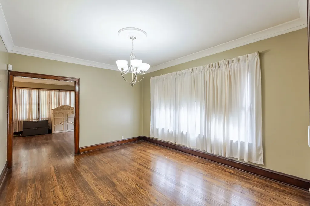 10708 South Avenue Chicago IL 60617