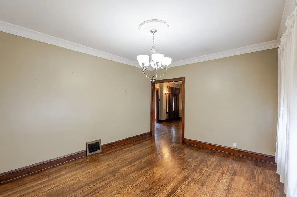 10708 South Avenue Chicago IL 60617