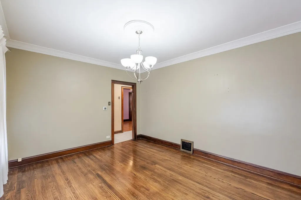 10708 South Avenue Chicago IL 60617