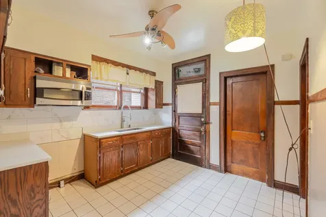 10708 South Avenue Chicago IL 60617