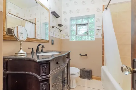 10708 South Avenue Chicago IL 60617