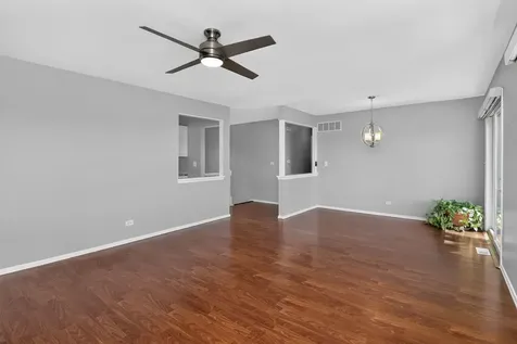 186 Royce Drive Bloomingdale IL 60108