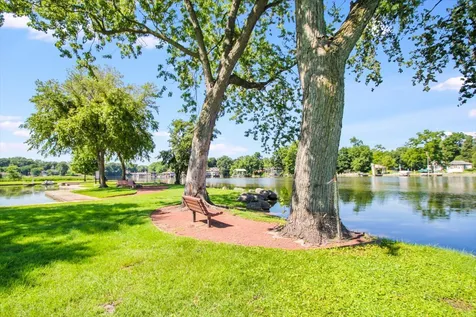 135 Harbor Drive Lake Barrington IL 60010