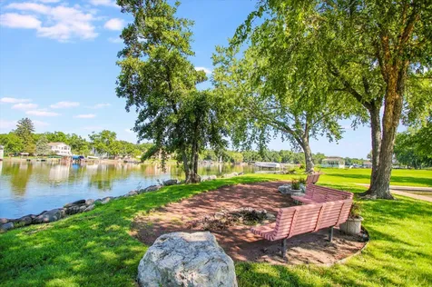 135 Harbor Drive Lake Barrington IL 60010
