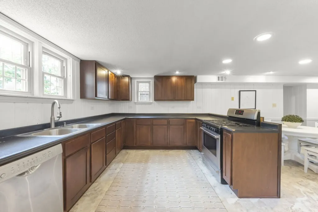 828 East 14th Street Lombard IL 60148