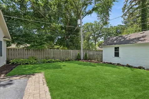 307 Elm Court Libertyville IL 60048