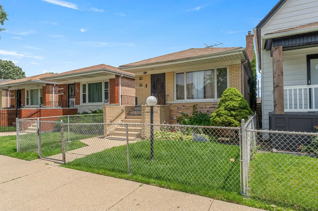 9043 South Carpenter Street Chicago IL 60620