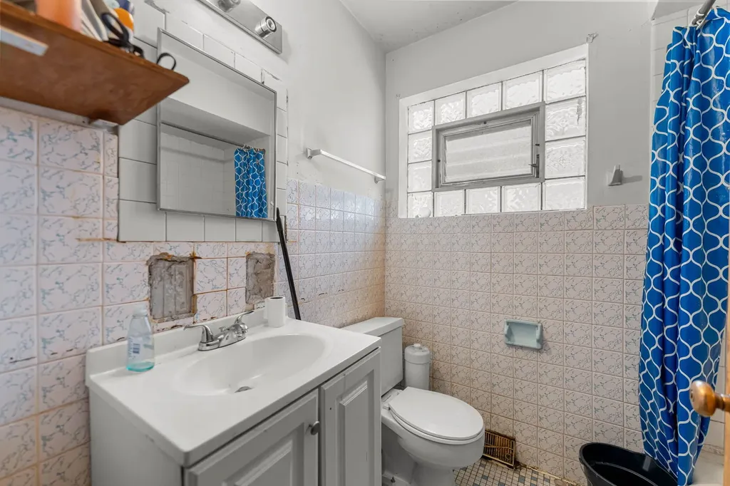 9043 South Carpenter Street Chicago IL 60620