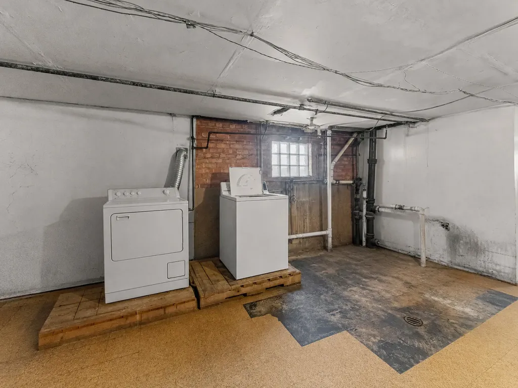 9043 South Carpenter Street Chicago IL 60620