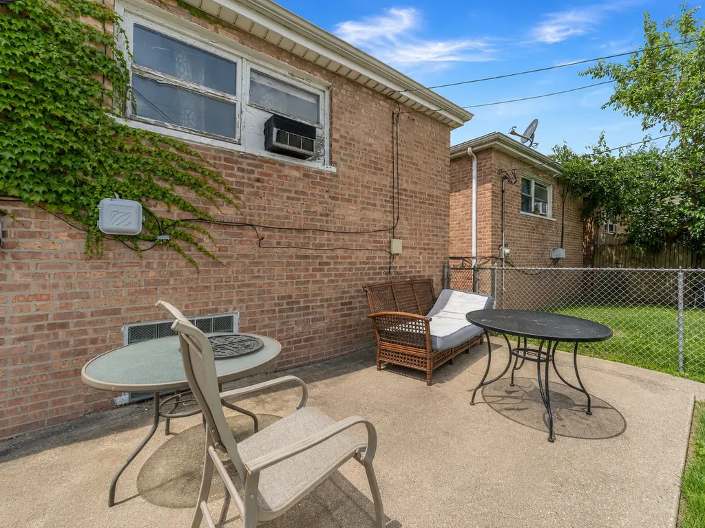 9043 South Carpenter Street Chicago IL 60620